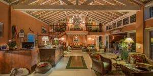 a living room filled with furniture and a chandelier at Pedra da Laguna Boutique Hotel SPA in Búzios +86 photos