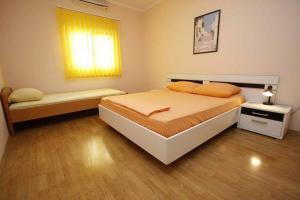 - une chambre avec un lit, une fenêtre et un lit sidx sidx dans l'établissement Apartman "TRI MASLINE", à Makarska