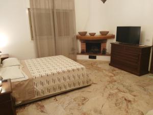Un pat sau paturi într-o cameră la Anjel House Zafferana