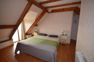 A bed or beds in a room at Gite en Berry