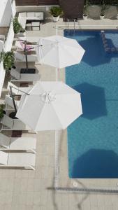 a white umbrella sitting on top of a white patio at Aparthotel Fleming 50 - Adults Only in San Antonio