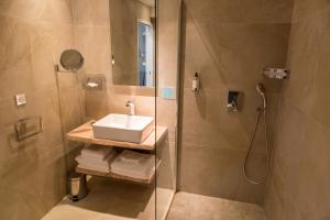 Koupelna v ubytování Hôtel La Caravelle + 37 fotografií