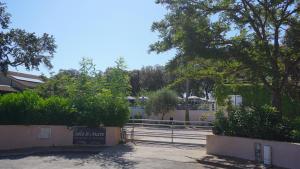 een park met een hek en bomen en een bus bij Sole e Mare in Santa-Maria-Poggio