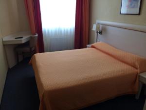 מיטה או מיטות בחדר ב-Hotel Elysée