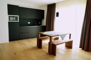 Kuchyňa alebo kuchynka v ubytovaní Residence Larciunei