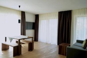 Televízia a/alebo spoločenská miestnosť v ubytovaní Residence Larciunei