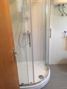 una ducha con puerta de cristal en un baño en SEANGEL HOUSe, en Diklo