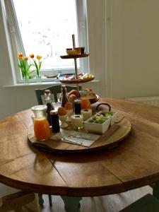 Breakfast options available to guests at Heerlyck Oisterwijk