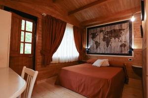 um quarto com uma cama num quarto de madeira em Il Refolo em Riardo
