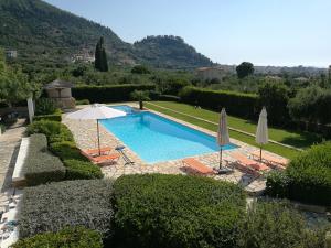 Kolam renang di atau di dekat Luxury Villa Flora Kiparissia