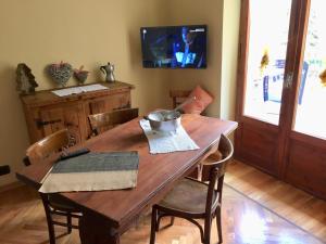 A television and/or entertainment centre at Da Duccio e Maria