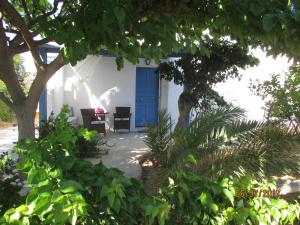プラカにあるSea shellの庭の青い扉のある家