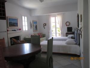 プラカにあるSea shellのベッドルーム1室(ベッド1台、テーブル付)、リビングルームが備わります。
