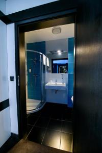 Koupelna v ubytování Hotel Grafit
