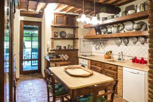 una cocina con una mesa y algunas ollas y sartenes en Borgo alle Mura, en Casale Marittimo