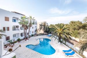 an overhead view of a swimming pool in front of a building at Apartamento en Costamar I, 2ª Planta, 23 in Es Pujols