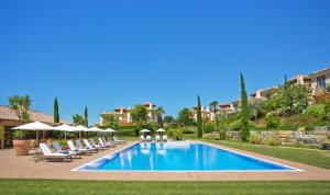The swimming pool at or close to Monte Rei Golf & Country Club