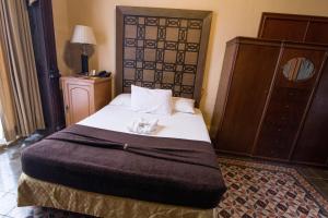 - une chambre avec un grand lit dans l'établissement El Gran Hotel, à Mérida
