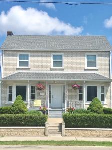 una casa de ladrillo blanco con techo gris en Anna's Bed & Breakfast, en Niagara Falls