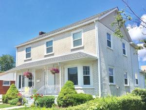 una casa blanca con flores en el patio delantero en Anna's Bed & Breakfast, en Niagara Falls