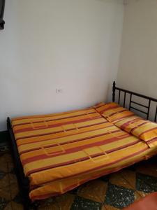 een bed in een hoek van een kamer bij Residencias Escorial in Palmira