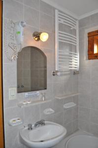 a bathroom with a sink and a mirror at Apart Samay Hue Bungalows in Dina Huapi