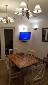 TV a/nebo společenská místnost v ubytování Garden apartmant near sea