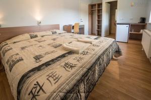 En eller flere senge i et værelse på Nuustaku Villa