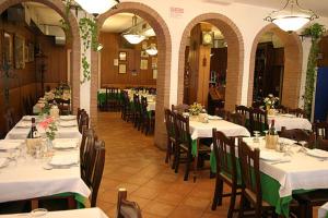 une salle à manger avec tables et chaises et nappes blanches dans l'établissement Locanda Dino, à Scandicci