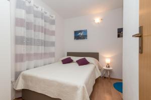 Posteľ alebo postele v izbe v ubytovaní Apartments in Trogir