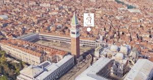 einen Blick über ein großes Gebäude mit einem Uhrturm in der Unterkunft Rosa Salva Hotel in Venedig