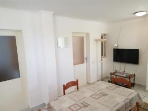 TV a/nebo společenská místnost v ubytování Apartmani Mileta