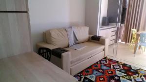 a small living room with a couch and a table at Flat Casa de Madeira in Caldas Novas