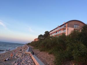 budynek na plaży nad oceanem w obiekcie Apartament na Klifie 14 w mieście Ustronie Morskie