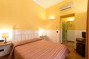 Ένα ή περισσότερα κρεβάτια σε δωμάτιο στο Hotel Mergellina