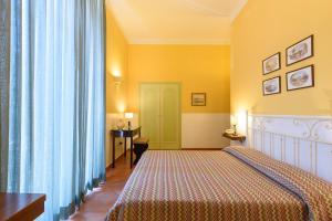 Ένα ή περισσότερα κρεβάτια σε δωμάτιο στο Hotel Mergellina