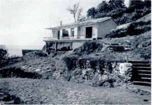 een oude foto van een huis op een heuvel bij Vila Calaça in Funchal