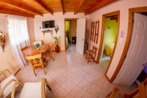 a room with a table and chairs and a bedroom at En Casa de Patricia in Laguna Verde