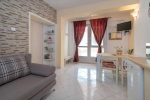 Televízia a/alebo spoločenská miestnosť v ubytovaní Apartments in Trogir