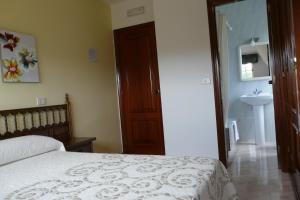 A bed or beds in a room at Pension Casa Carmela