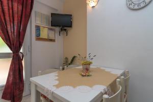 Televízia a/alebo spoločenská miestnosť v ubytovaní Apartments in Trogir