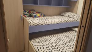 ein paar Etagenbetten in einem Zimmer in der Unterkunft BETTY & ROSY- Locazione Turistica in Polignano a Mare