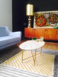 a living room with a couch and a coffee table at Rose-INN appartement in Orange