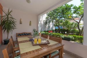 Vonkajšia záhrada v ubytovaní Apartments in Trogir