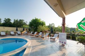 Bazén v ubytování Family Hotel Dayana Beach nebo v jeho okolí