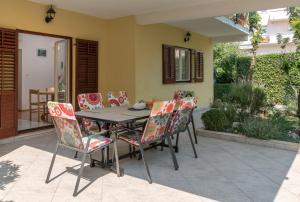 Une table à manger et des chaises sont disponibles sur la terrasse. dans l'établissement Apartments in Trogir, à Trogir