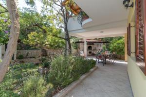 Vonkajšia záhrada v ubytovaní Apartments in Trogir