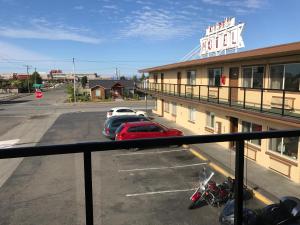 uma vista para um parque de estacionamento fora de um hotel em Aircrest Motel em Port Angeles