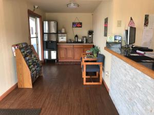 Kuchyň nebo kuchyňský kout v ubytování Aircrest Motel