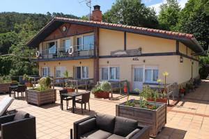Budova, kde se hotel nachází + 25 fotografií